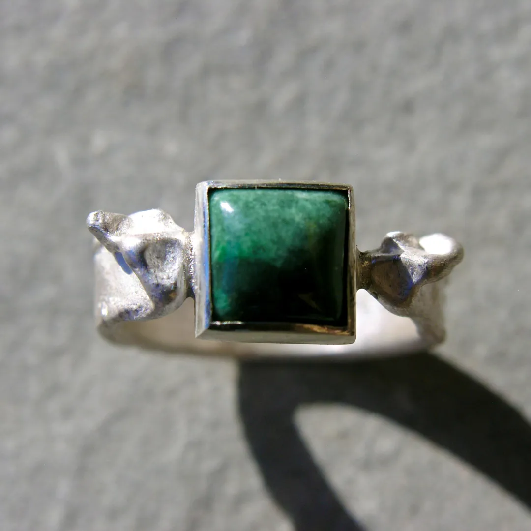 Bague en argent sertie d'une Malachite