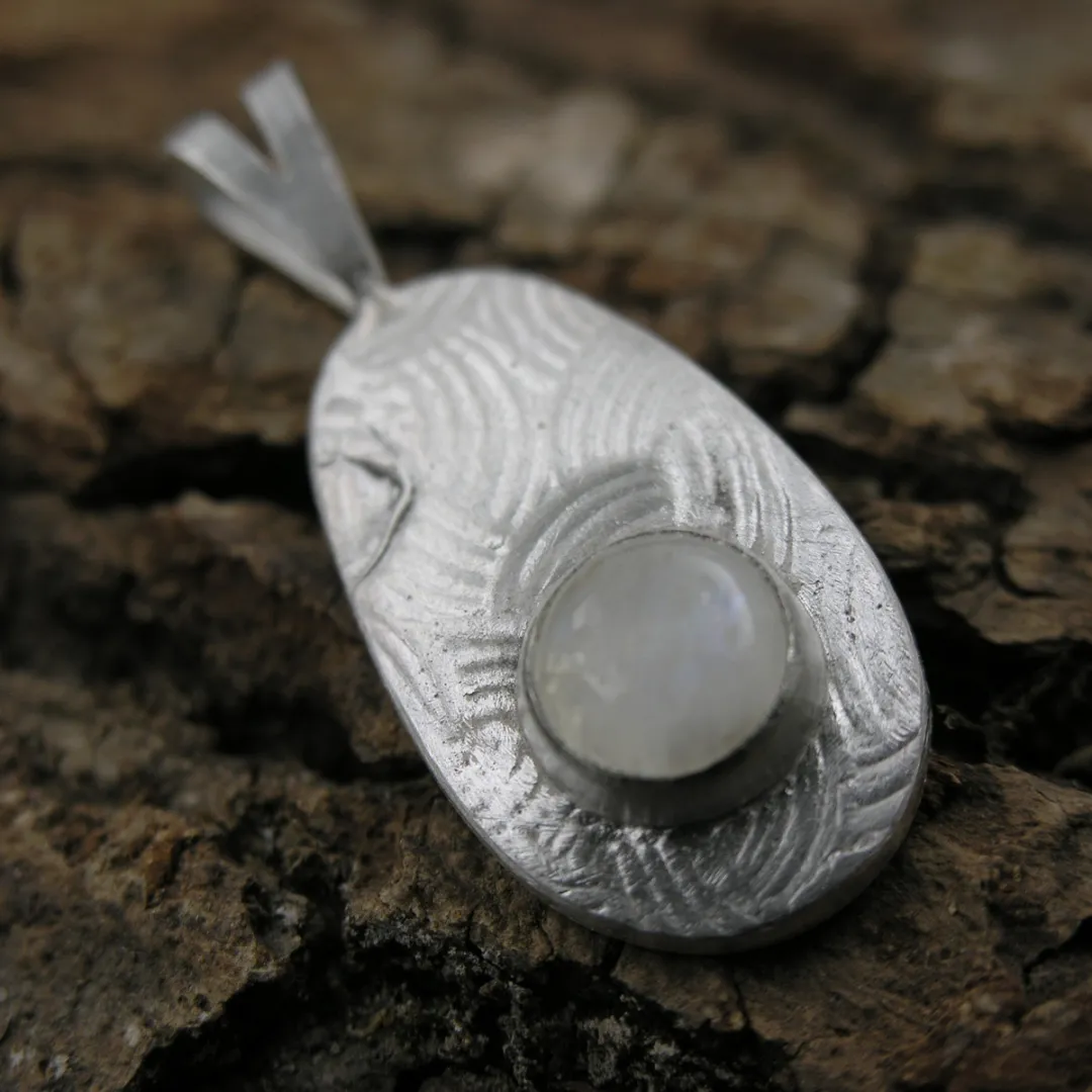 Pendentif en argent serti d'une pierre de lune