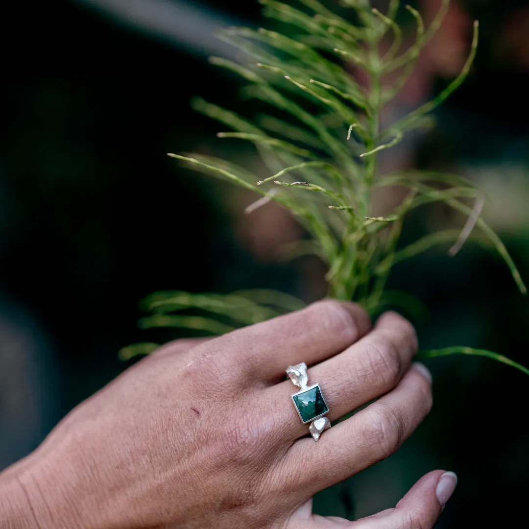 Bague en argent sertie d'une Malachite