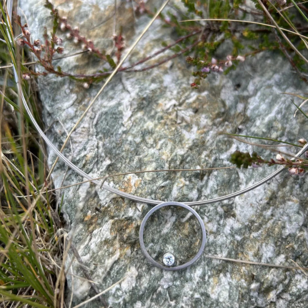 Collier en platine serti d'un beau diamant