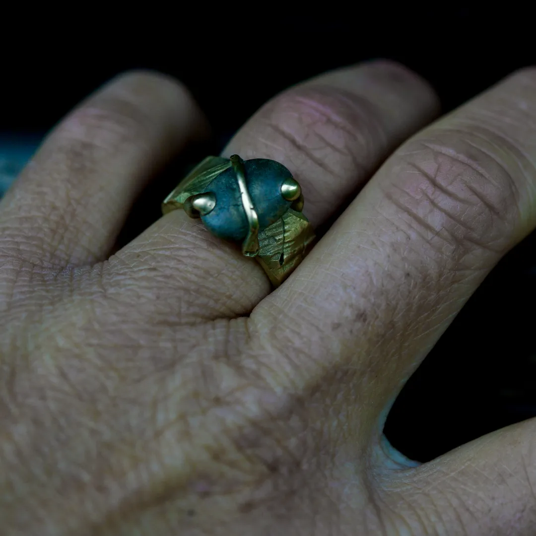 Bague en or jaune antique