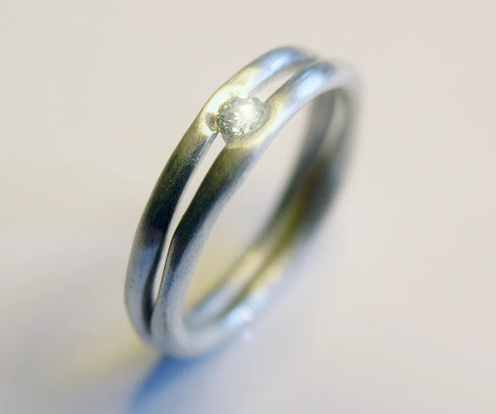 Bague de fiançaille en argent sertie d'un diamant