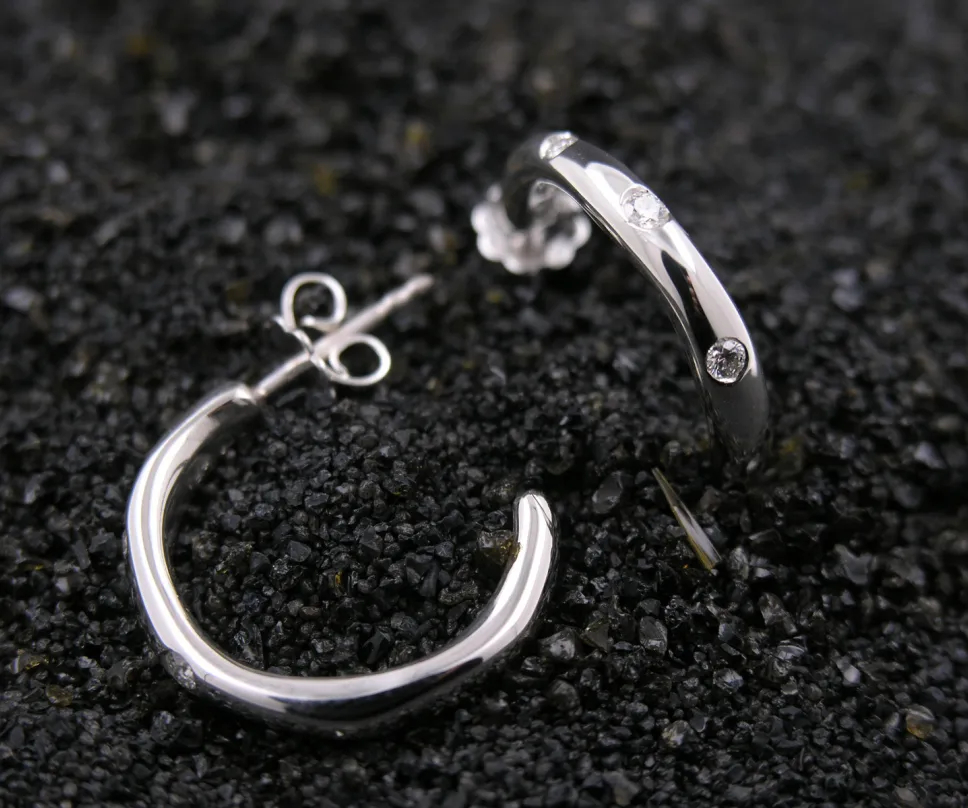 Boucles d'oreilles en argent, serties de diamants