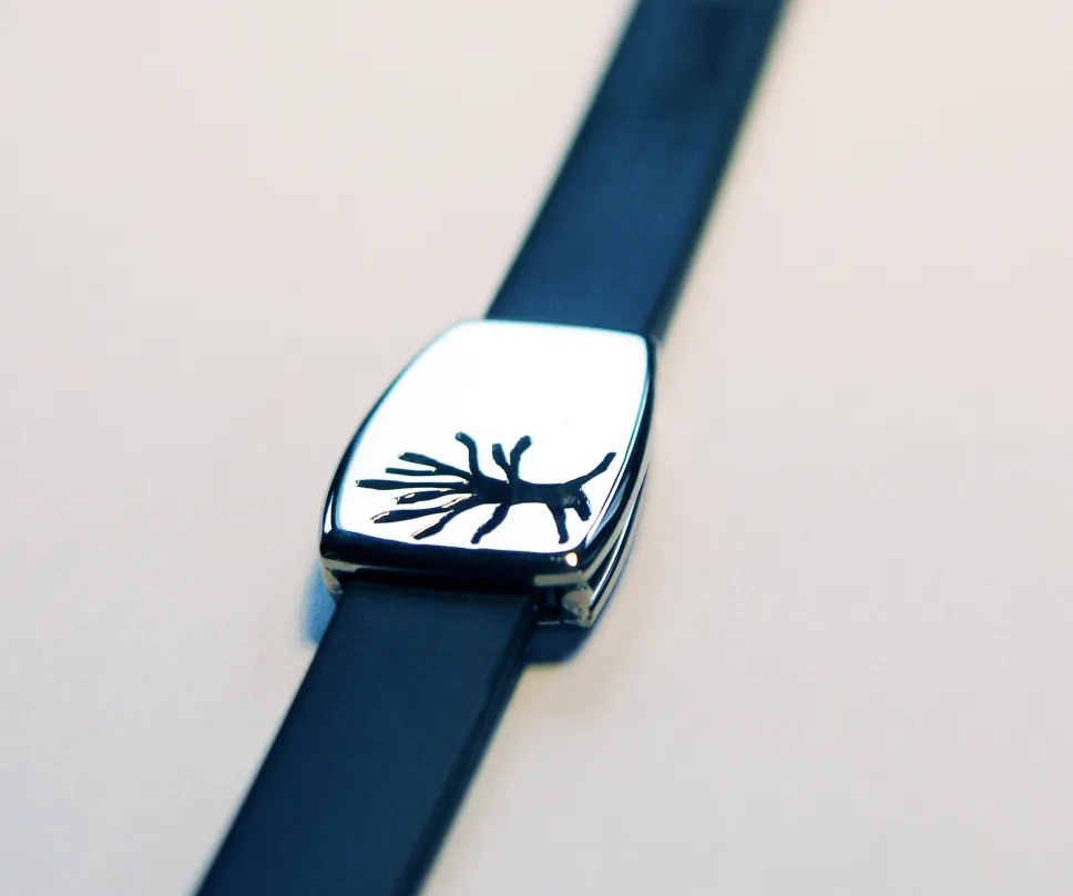 Bracelet en or gris sur caoutchouc