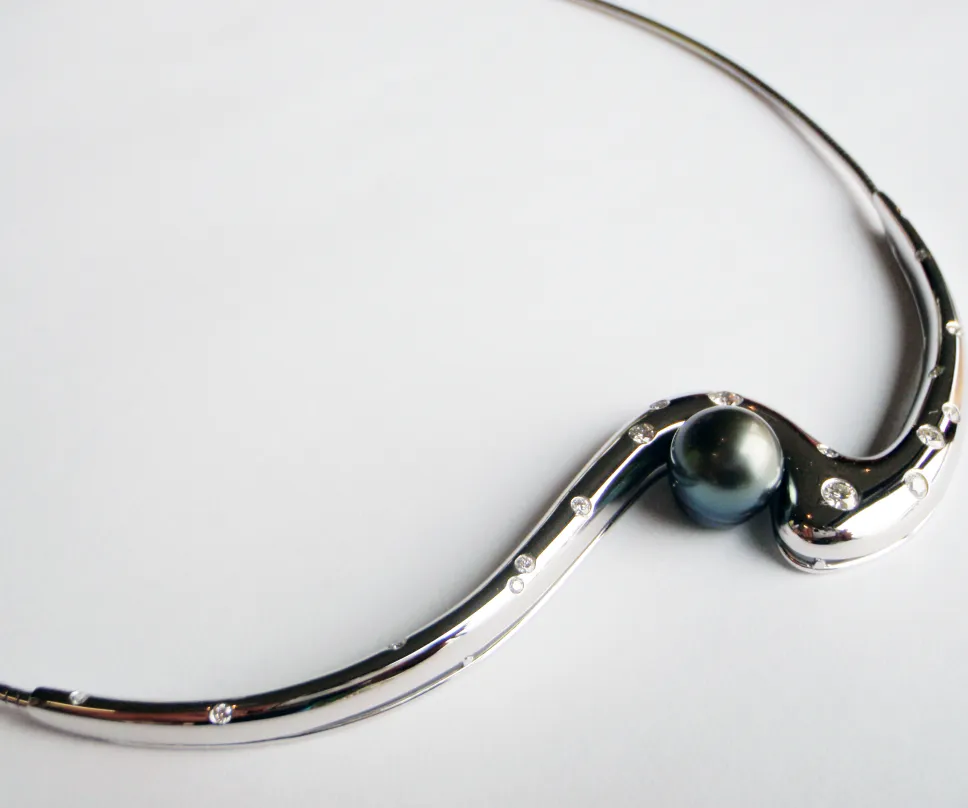 Collier en or blanc, parsemé de diamants et perle de Tahiti
