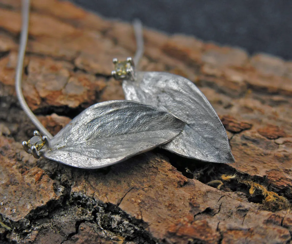 Collier en platine et diamants jaune