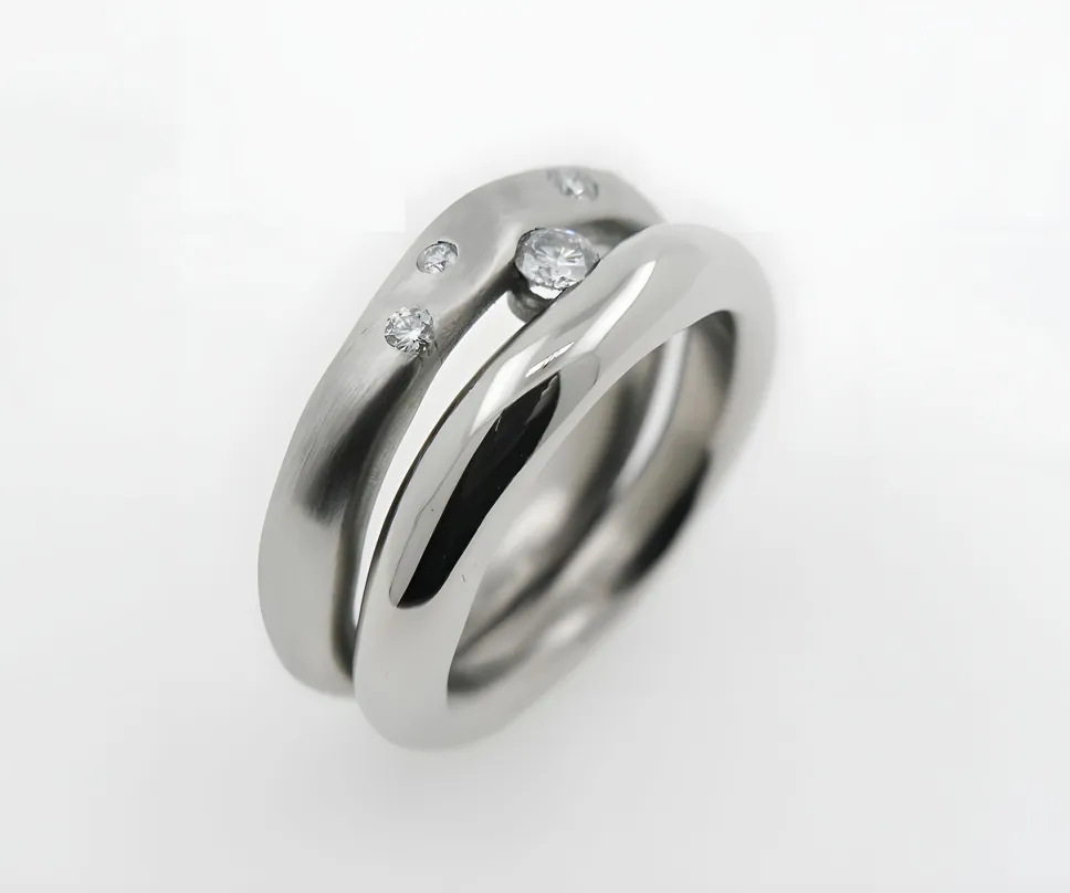 Bague en or gris sertie de diamants