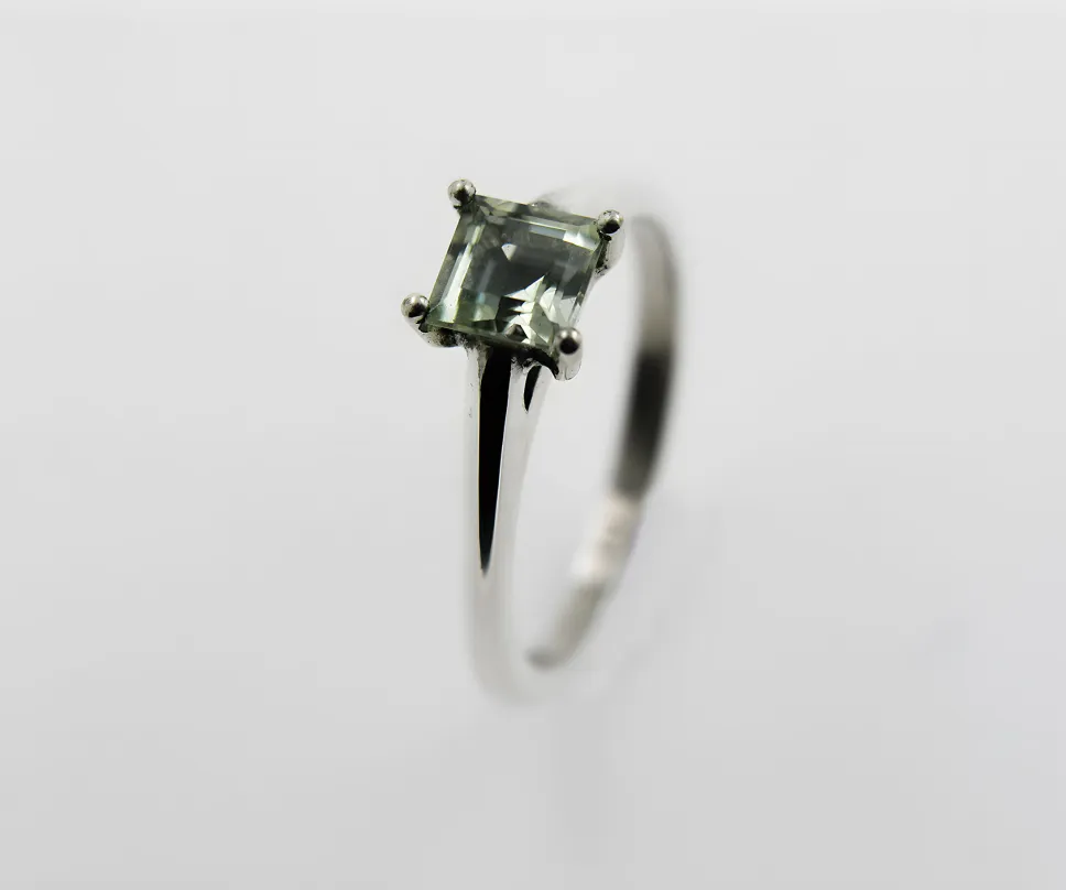 Bague de fiancaille en argent sertie d'une tourmaline