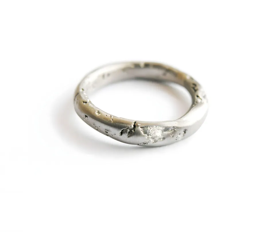 Bague "biscornue" en argent sertie d'un brillant