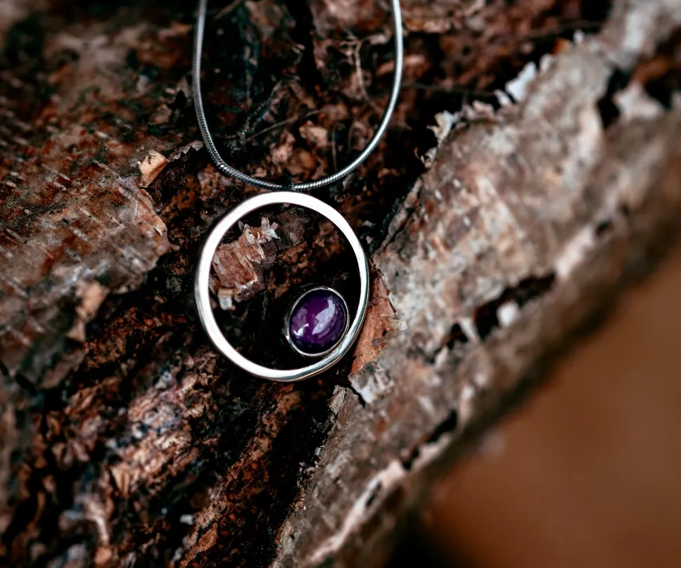 Collier en or gris et rubis étoilé