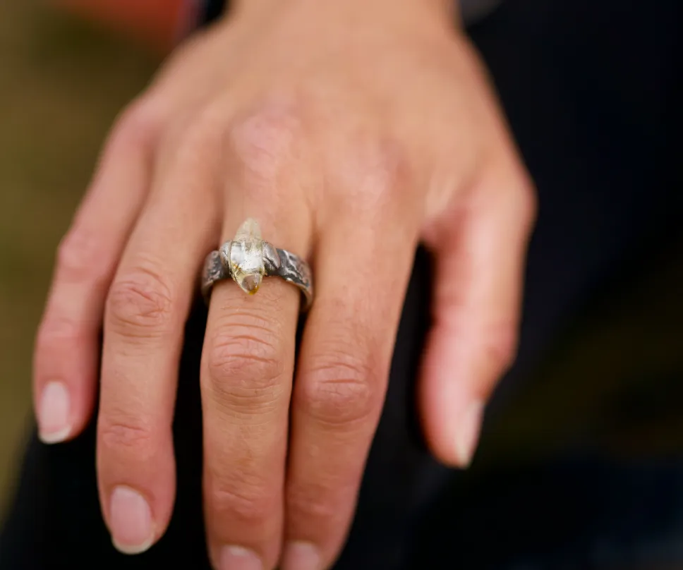 Bague en argent oxydé pierre transparente