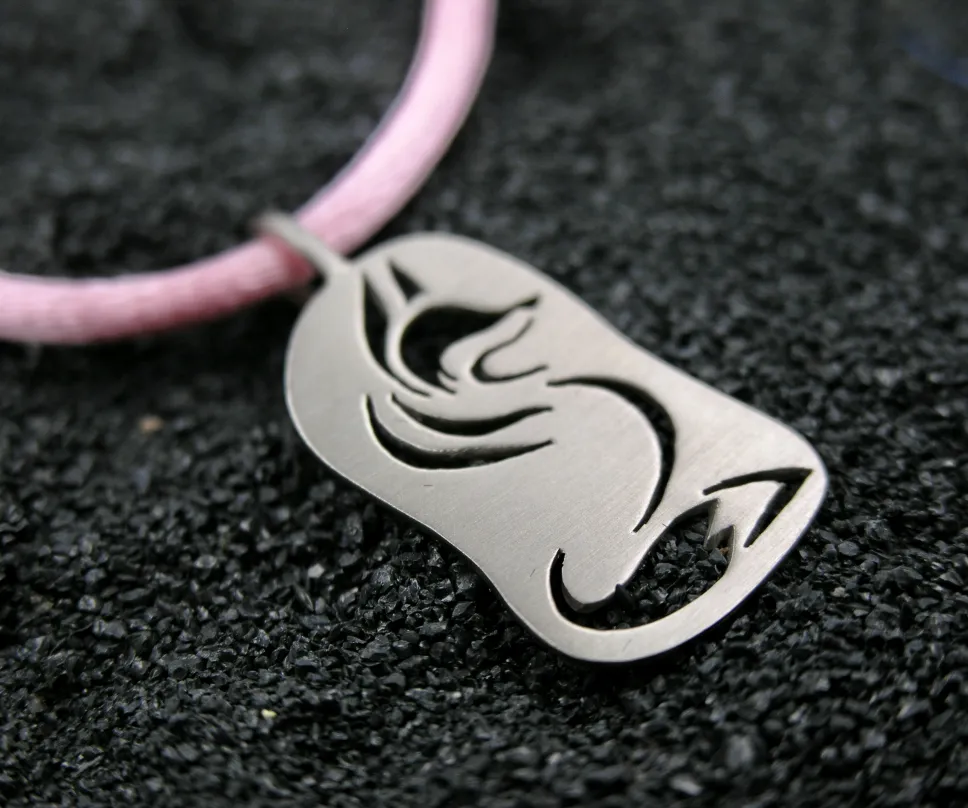Pendentif en or gris