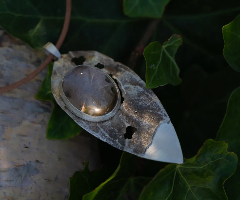 Collier en argent avec une pierre transparente