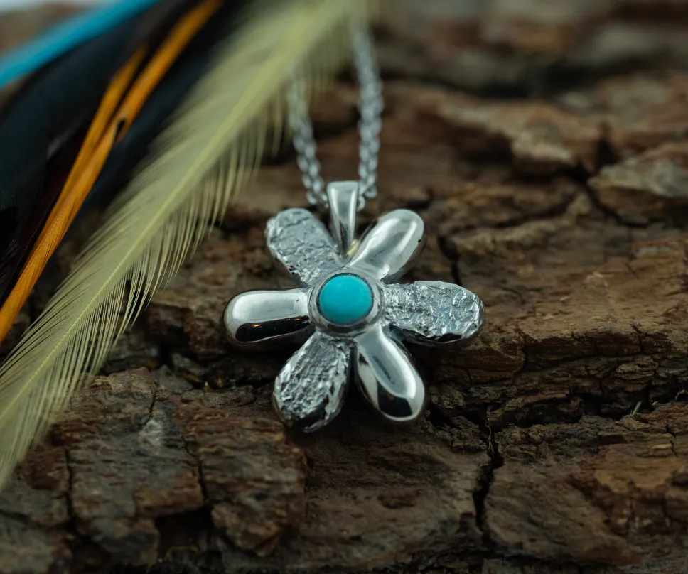 Collier fleure serti d'une turquoise